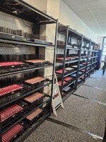 สหรัฐฯ ทลายศูนย์ซิมแก๊งคอลเซ็นเตอร์ พบเซิร์ฟเวอร์ซิม 300 เครื่อง ซิมกว่าแสนใบ-1.jpg